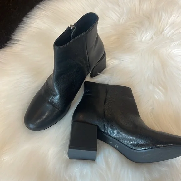 Women’s Boot - Picture 3 of 3